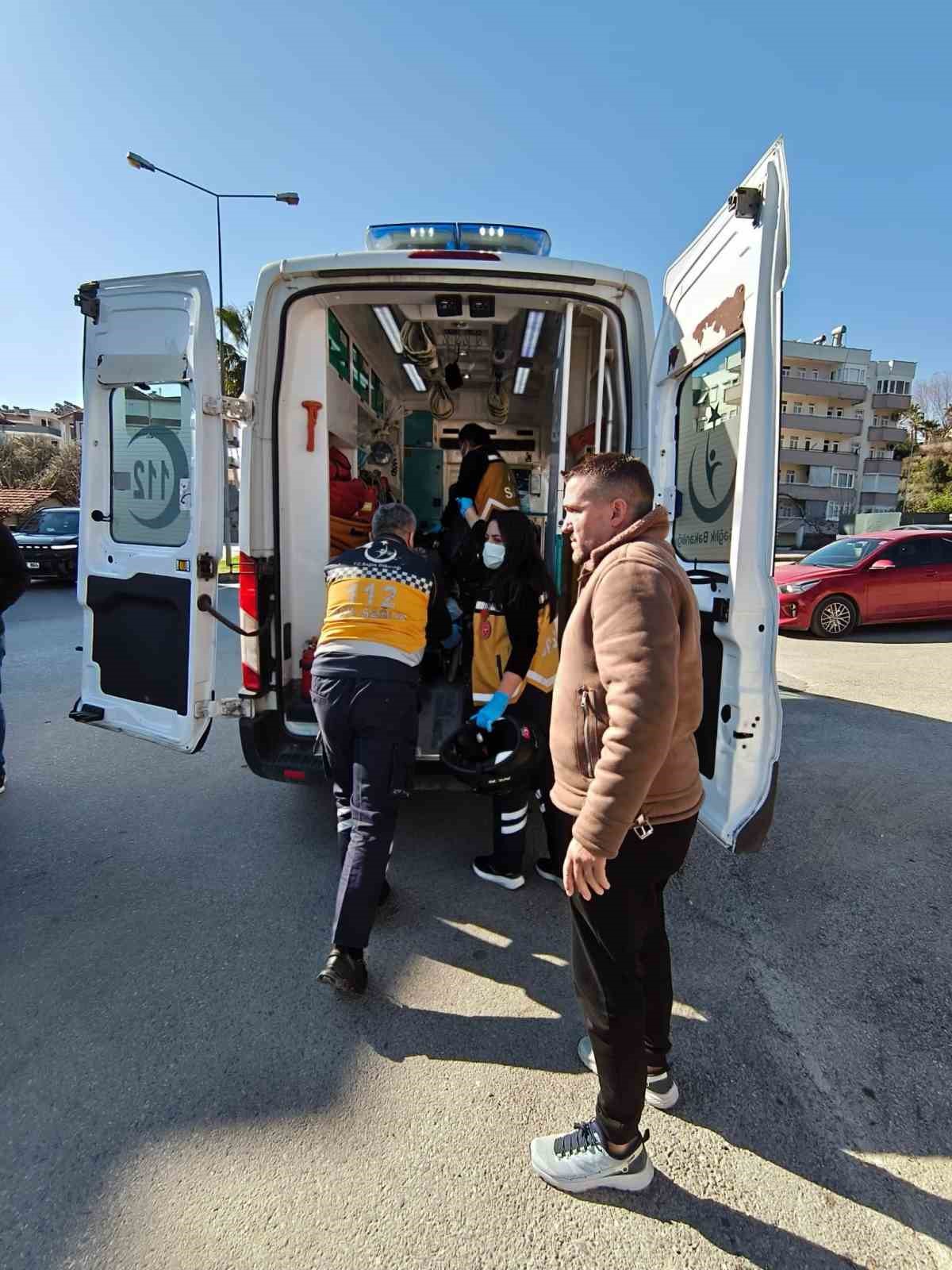 Manavgat&rsquo;ta kamyonet ile motosiklet &ccedil;arpıştı: 1 yaralı
