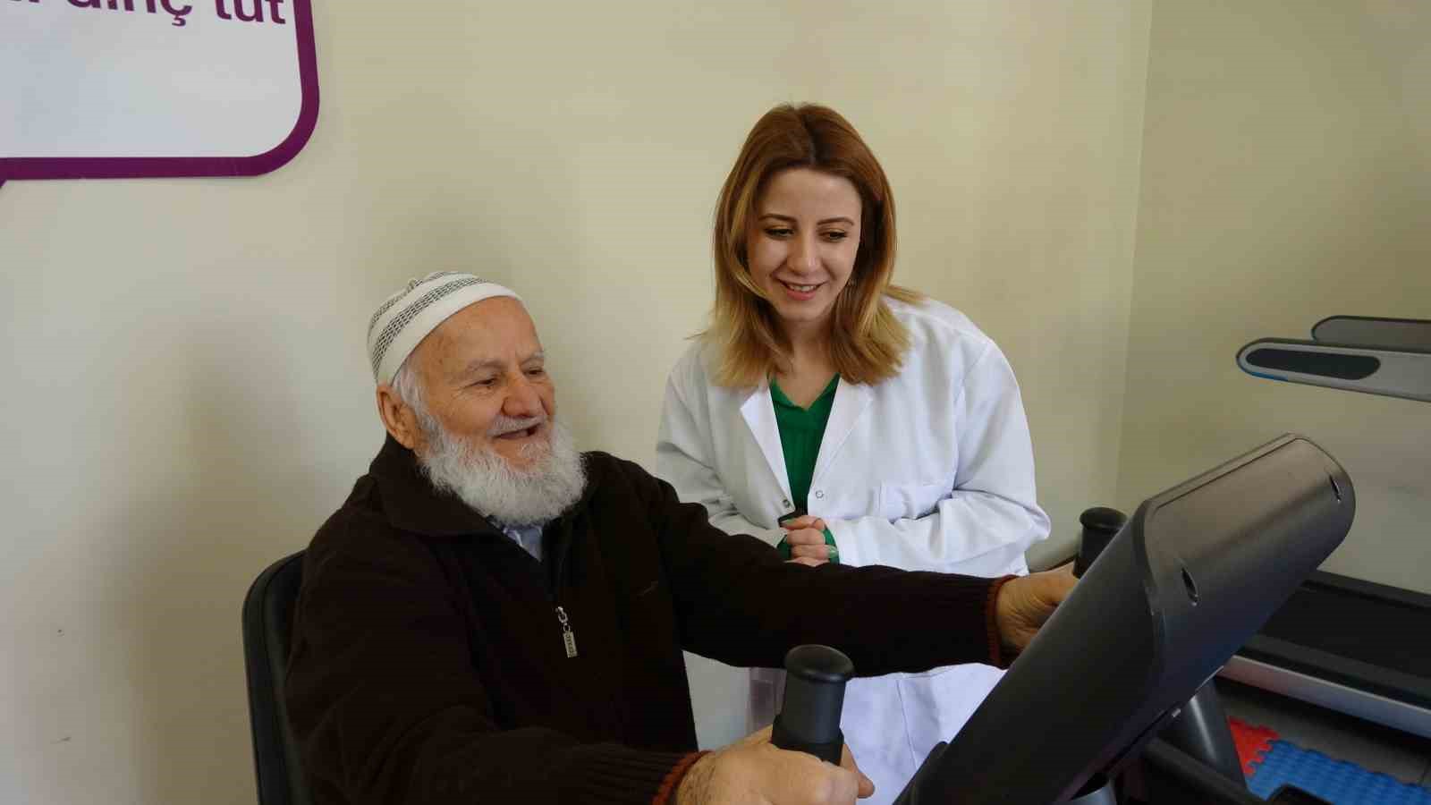 Moral Evi&rsquo;nin renkli kişiliği &ccedil;evresine neşe sa&ccedil;ıyor
