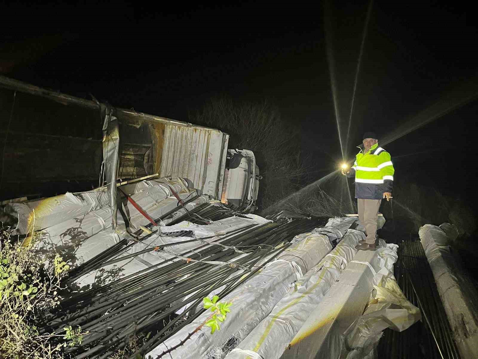 Bilecik&rsquo;te direksiyon hakimiyetini kaybeden tır s&uuml;r&uuml;c&uuml;s&uuml; kaza yaptı

