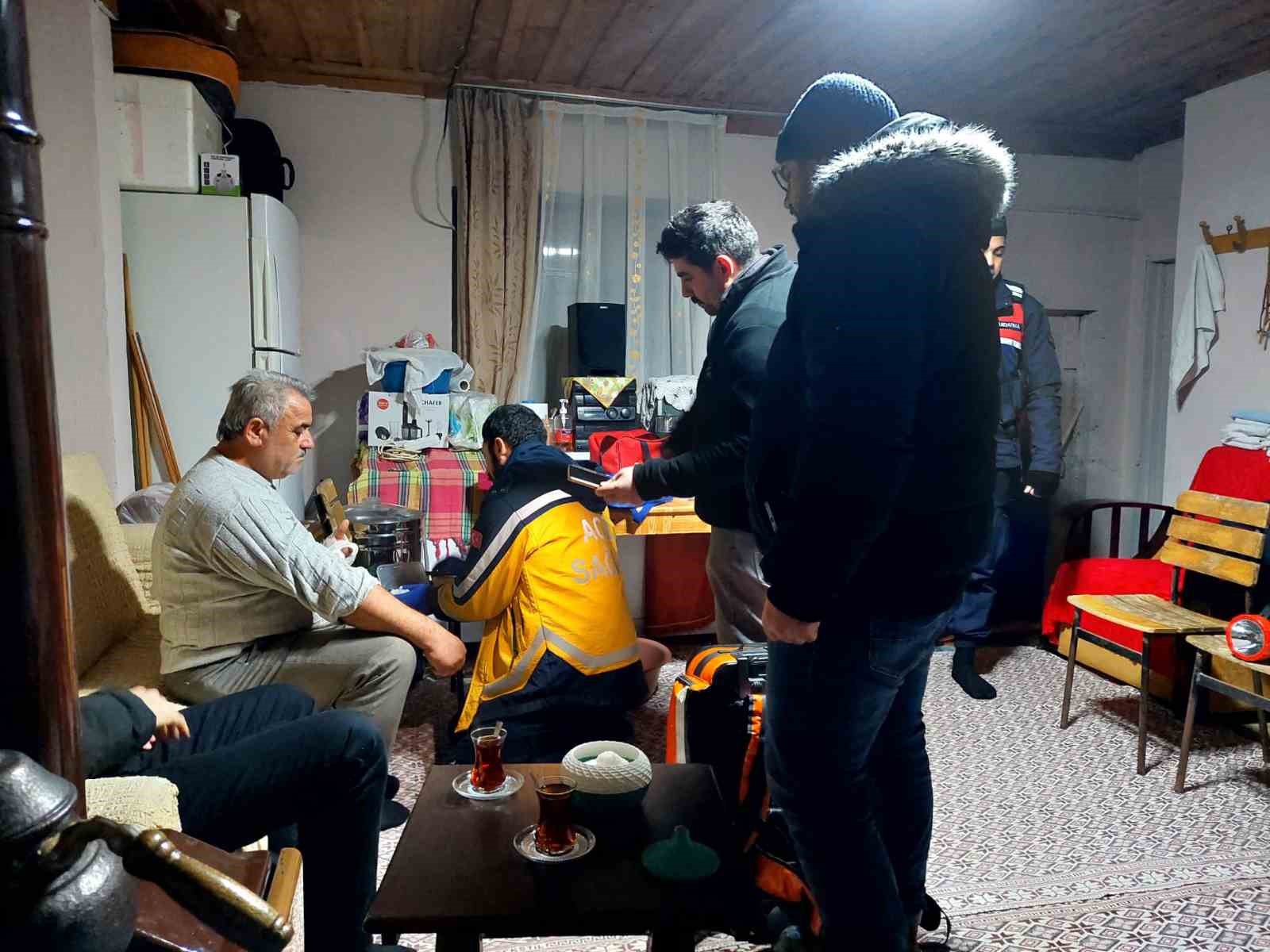 Kardan yolu kapanan köydeki yaralıya ulaşmak için zamanla yarıştılar