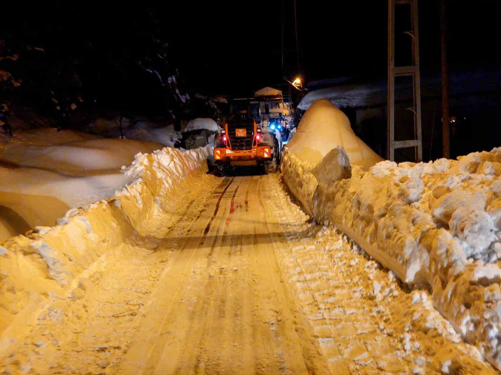 Kardan yolu kapanan k&ouml;ydeki yaralıya ulaşmak i&ccedil;in zamanla yarıştılar
