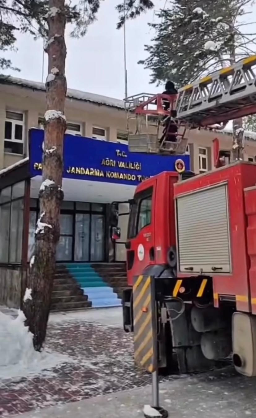 Patnos&rsquo;ta buz sarkıtlarına Karşı sahada &ccedil;alışmalarını s&uuml;rd&uuml;r&uuml;yor
