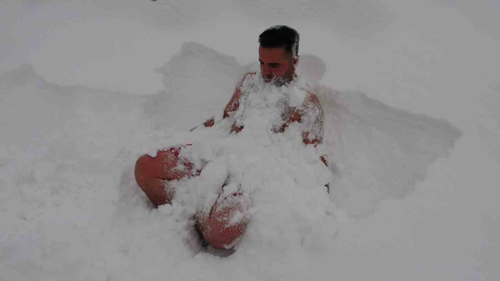 Van’da eksi 8 derecede kar banyosu yaptı