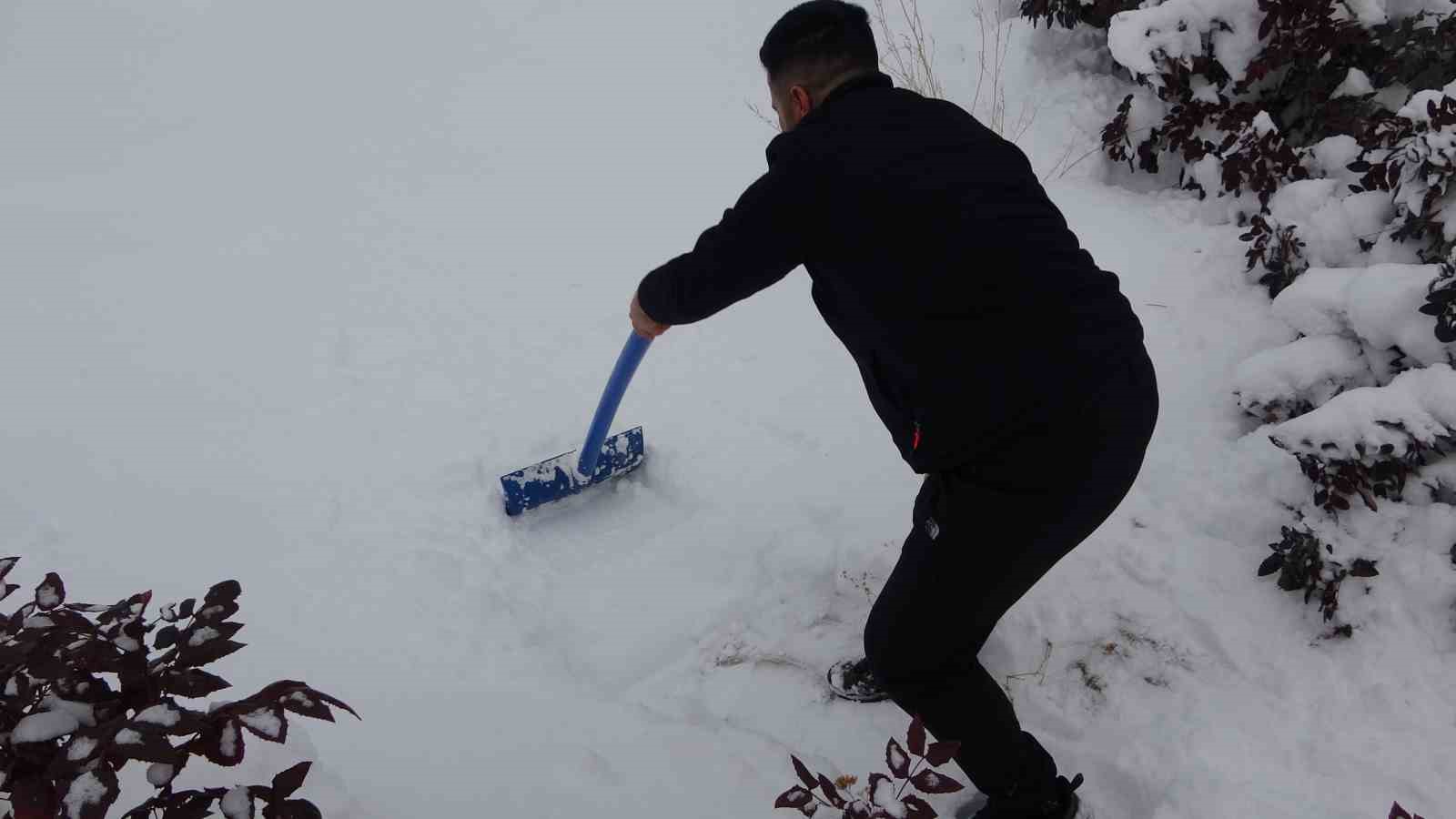 Van&rsquo;da eksi 8 derecede kar banyosu yaptı
