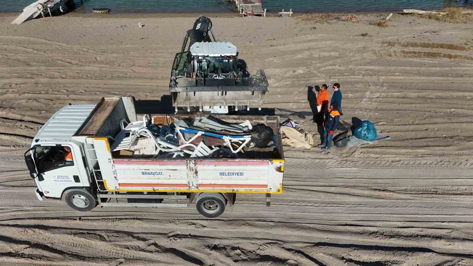 5 saatte sahilden 52 torba çöp topladılar