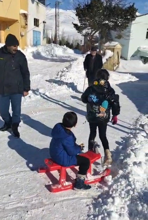 "Her şey devletten beklenmez" diyerek k&ouml;y yollarını kendi imkanlarıyla temizlediler
