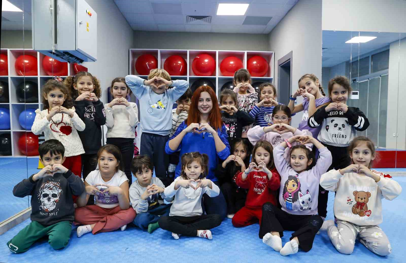 Kaş Ova Spor Salonu Kaşlı &ccedil;ocukların ortak buluşma noktası oldu
