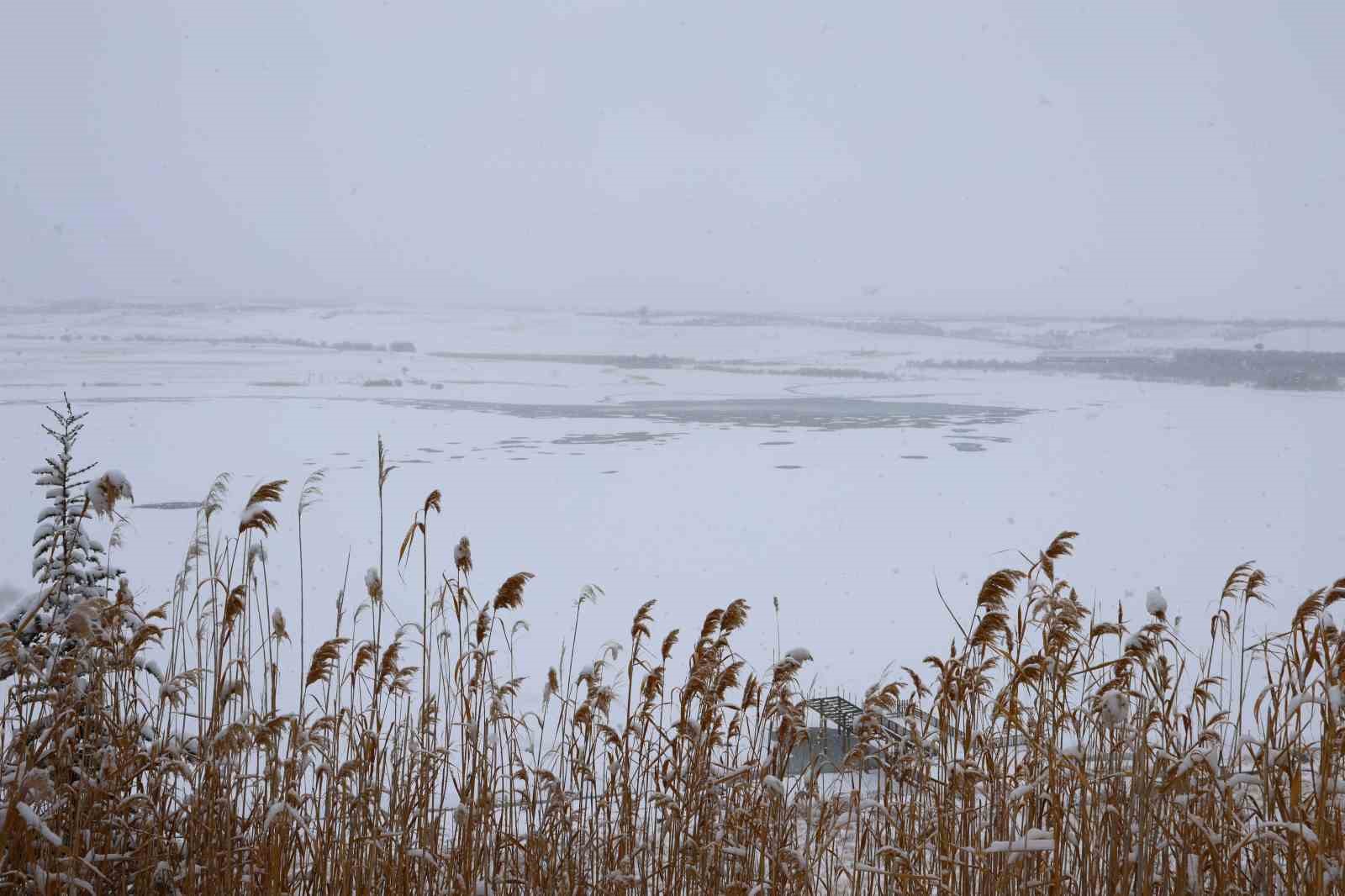 Cip Baraj G&ouml;l&uuml; buz tuttu
