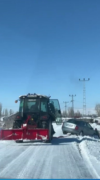 Kars&rsquo;ta kara saplanan ara&ccedil;lar vatandaşlar tarafından kurtarıldı
