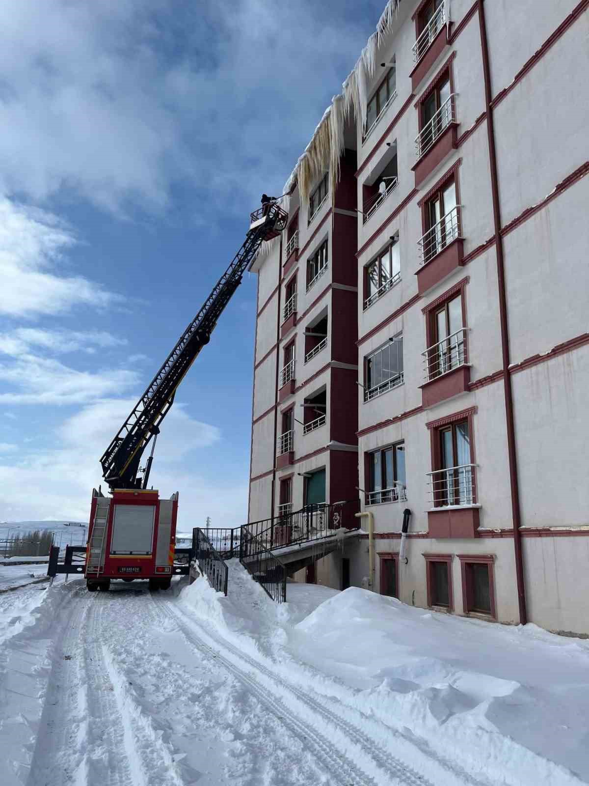 Bayburt buz tuttu; &Ccedil;atı sa&ccedil;aklarındaki buz sarkıtları ekiplerce temizleniyor
