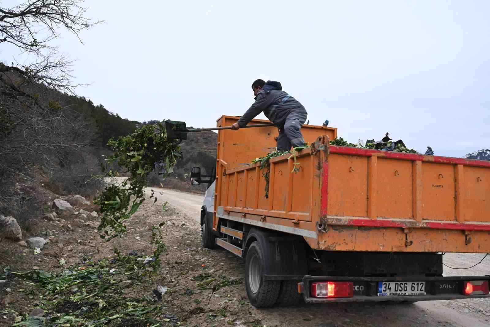 Isparta&rsquo;da kışın a&ccedil; kalan yaban hayvanlarına duyarlı dokunuş

