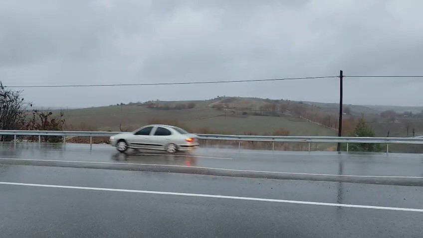 Yeni yapılan yolda yaşanan çökme kazalara daveti çıkarıyor