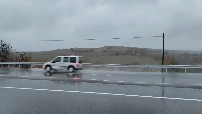 Yeni yapılan yolda yaşanan &ccedil;&ouml;kme kazalara daveti &ccedil;ıkarıyor
