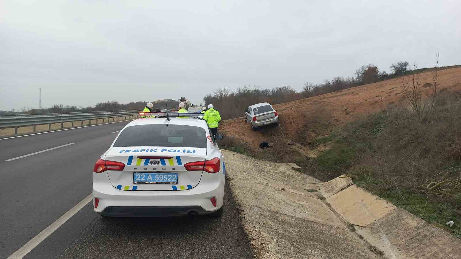 Aşırı hız ve gizli buzlanma nedeniyle otomobil tarlaya u&ccedil;tu
