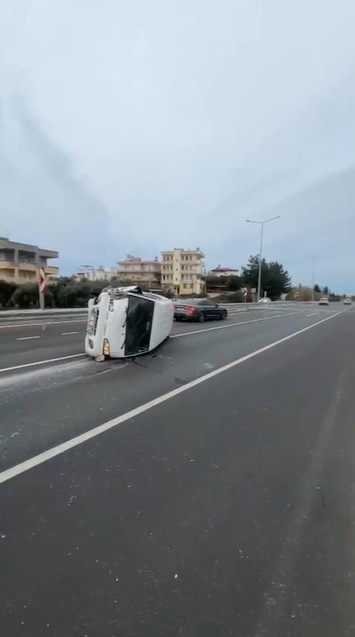 Emniyet şeridindeki araca çarptı: 2 yaralı