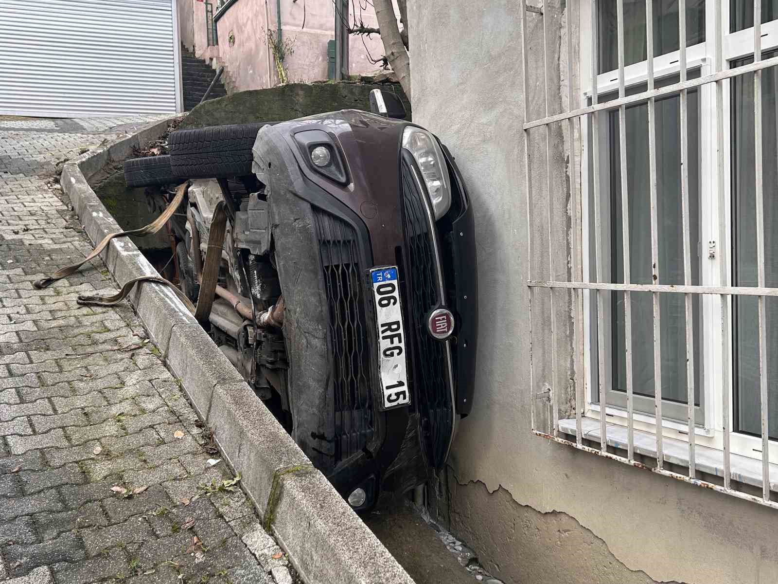 Çengelköy’de vitesi boşta kalan araç bahçeye uçtu