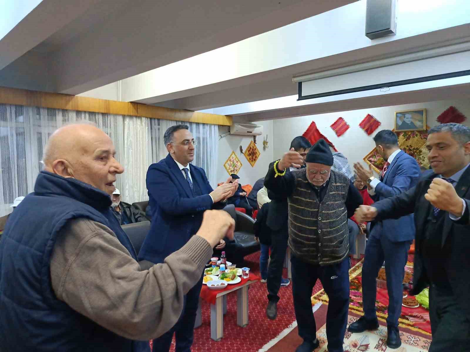 Edirne’de huzurevinde sıra gecesi: Gönüller bir oldu, yüzler güldü