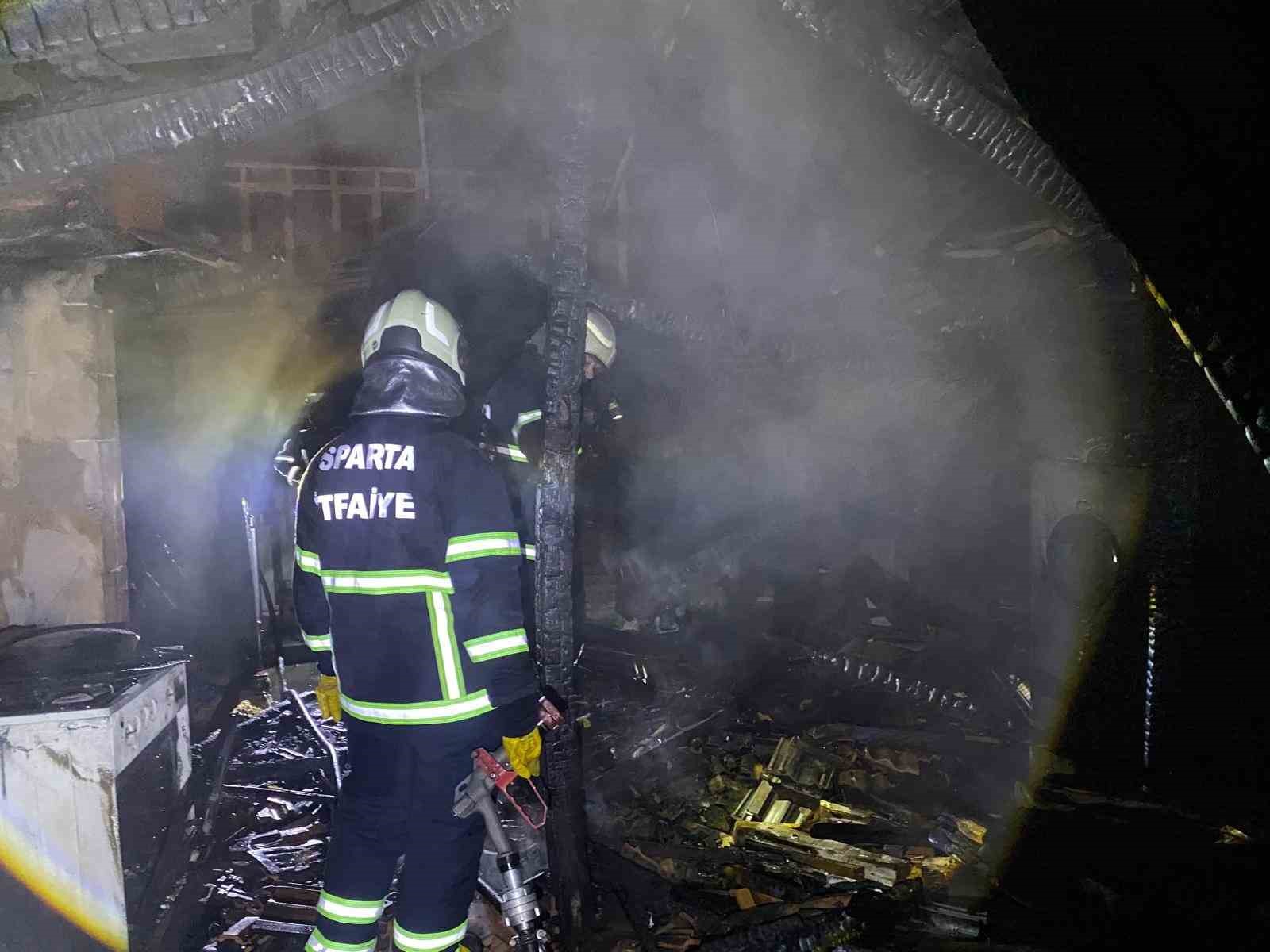 Bacadan &ccedil;ıkan yangında ev tamamen yanarak kullanılamaz hale geldi
