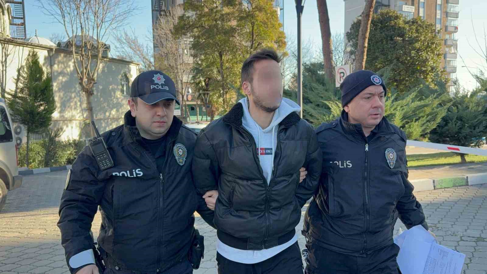 Halk otob&uuml;s&uuml;nde lise &ouml;ğrencisinin boynuna bı&ccedil;ak dayayan &uuml;niversite &ouml;ğrencisi yakalandı
