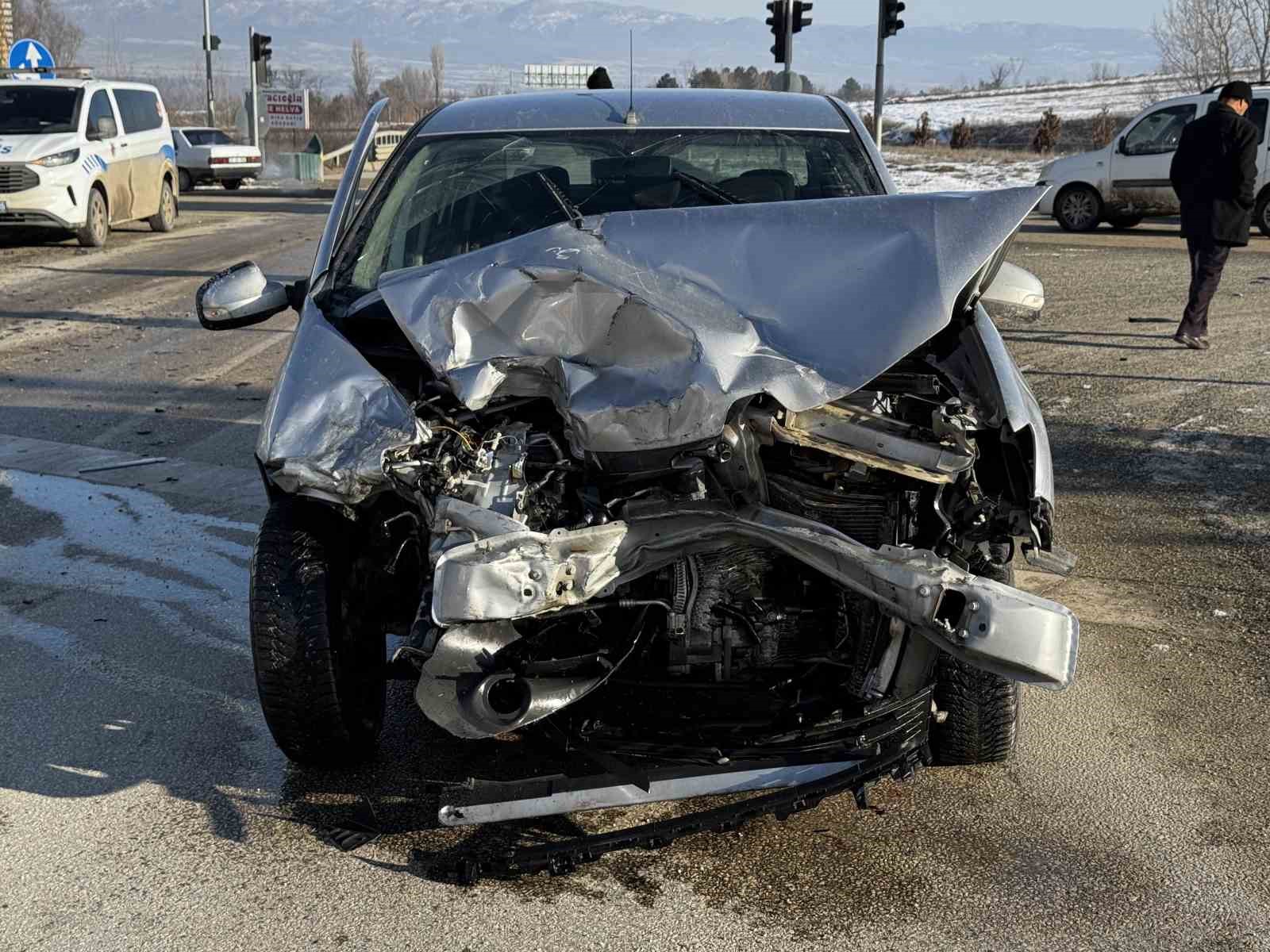 Kastamonu&rsquo;da minib&uuml;s ile otomobil &ccedil;arpıştı: 1 yaralı
