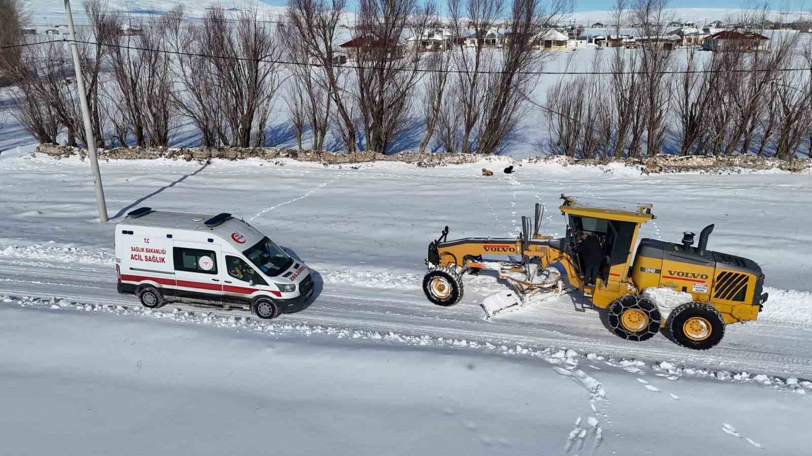 &Uuml;zerine sıcak su d&ouml;k&uuml;len &ccedil;ocuk i&ccedil;in seferberlik
