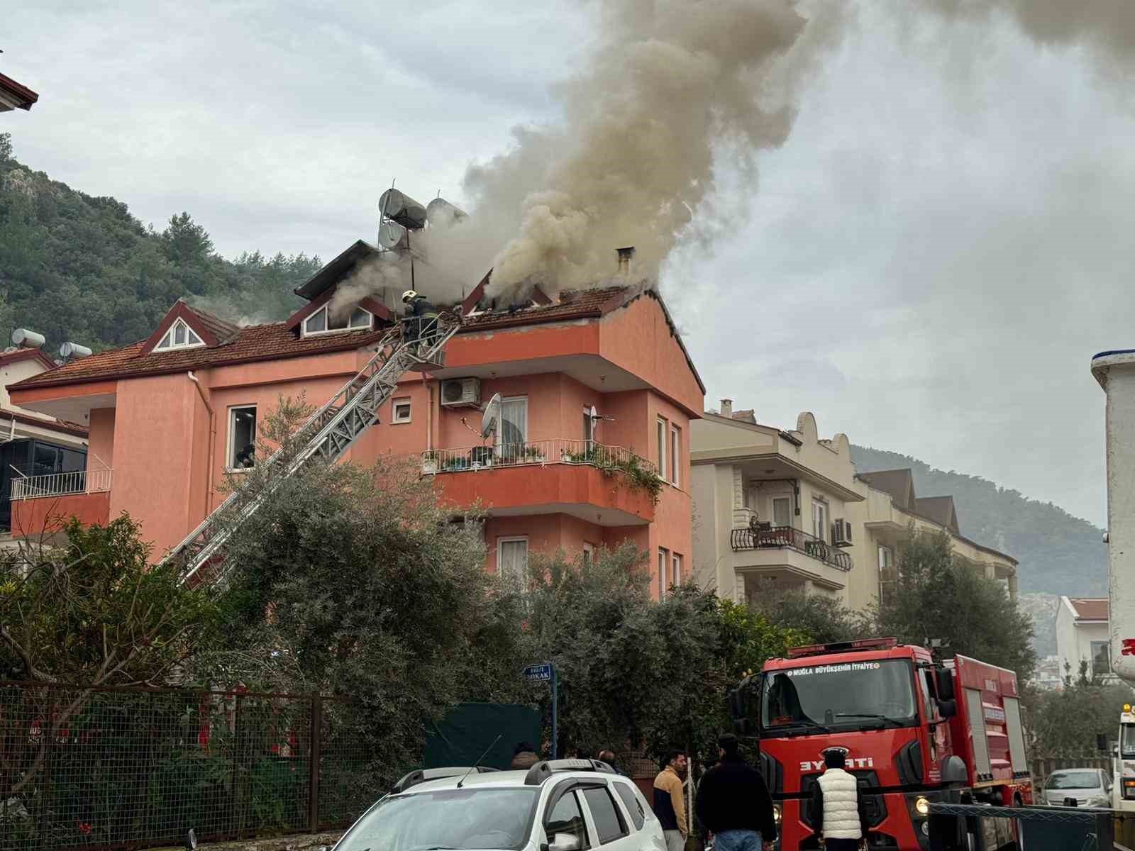 Fethiye&rsquo;de &uuml;&ccedil; katlı evin &ccedil;atı katı alevlere teslim oldu
