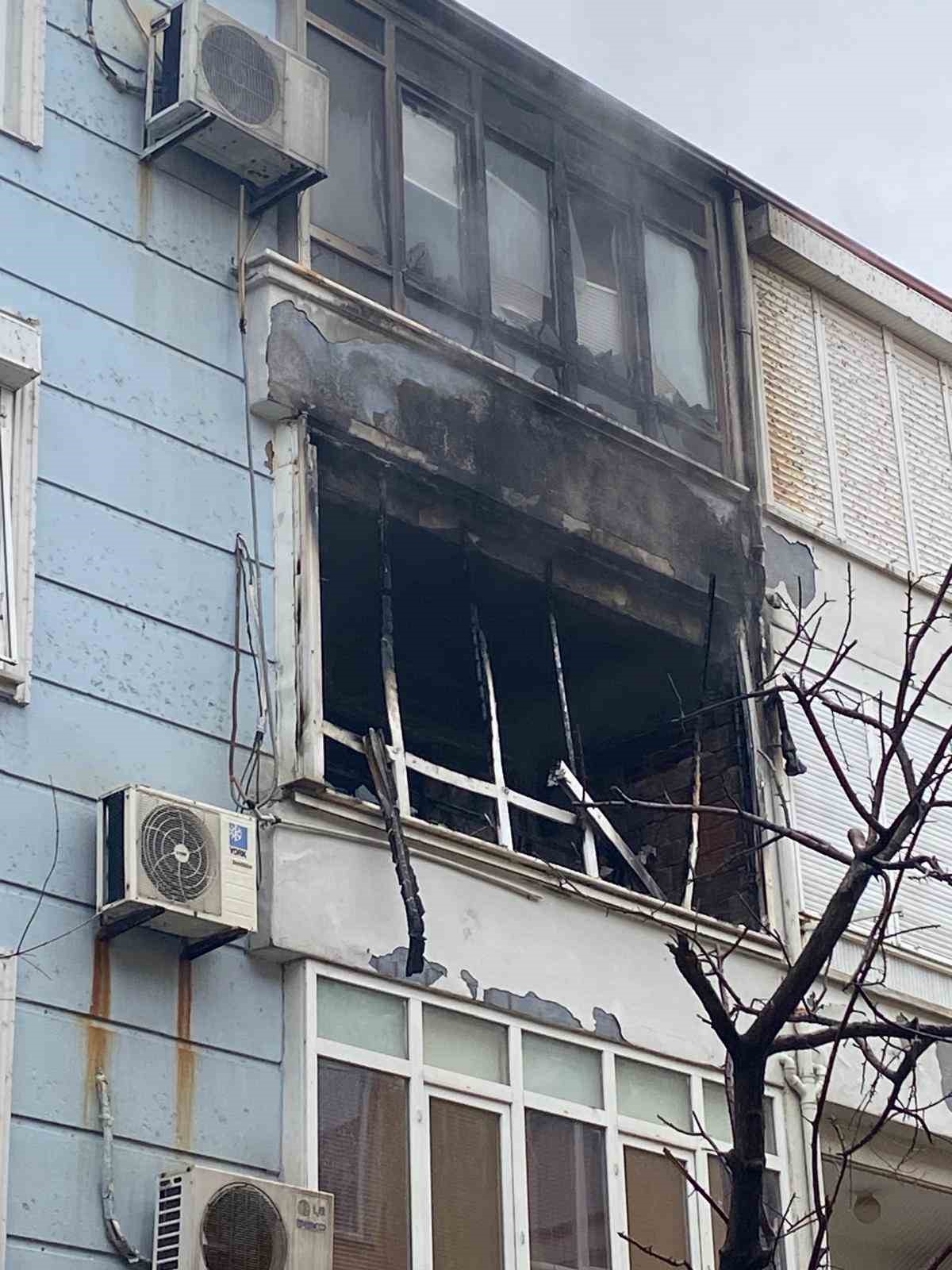 Yangın sırasında patlayan buzdolabı motoru evi harabeye &ccedil;evirdi

