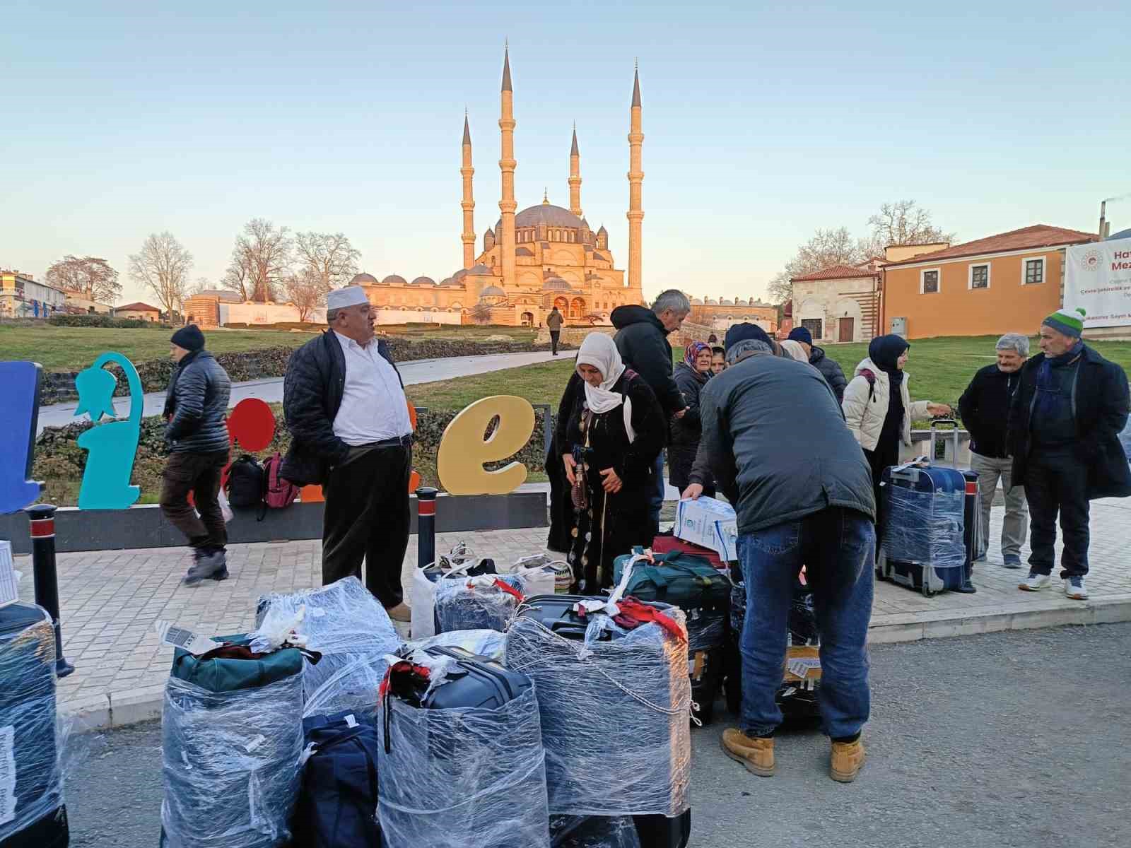 Edirneli umreciler Selimiye Meydanı’nda karşılandı