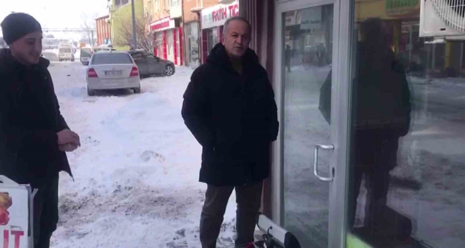 Sibirya soğukları esnafı zorladı: Donan kapı kilidini ısıtıcıyla açmaya çalıştı