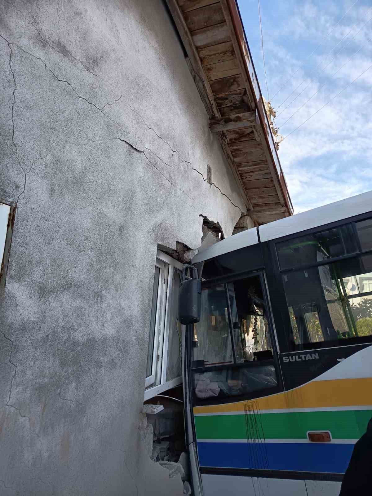 Halk otobüsü eve daldı; büyük bir faciadan dönüldü
