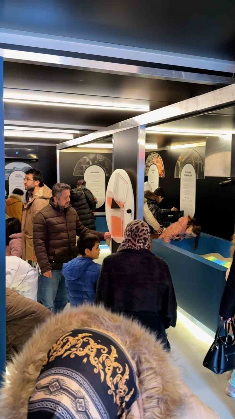 &rsquo;Bilim Tırı&rsquo; Sincan&rsquo;da &ccedil;ocuklarla buluşuyor
