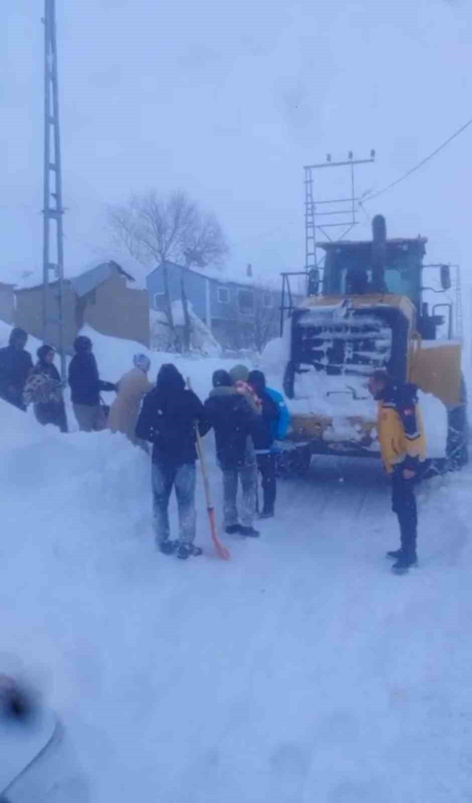 Ağrı&rsquo;da k&ouml;ylerde rahatsızlanan hastalar i&ccedil;in ekipler seferber oldu
