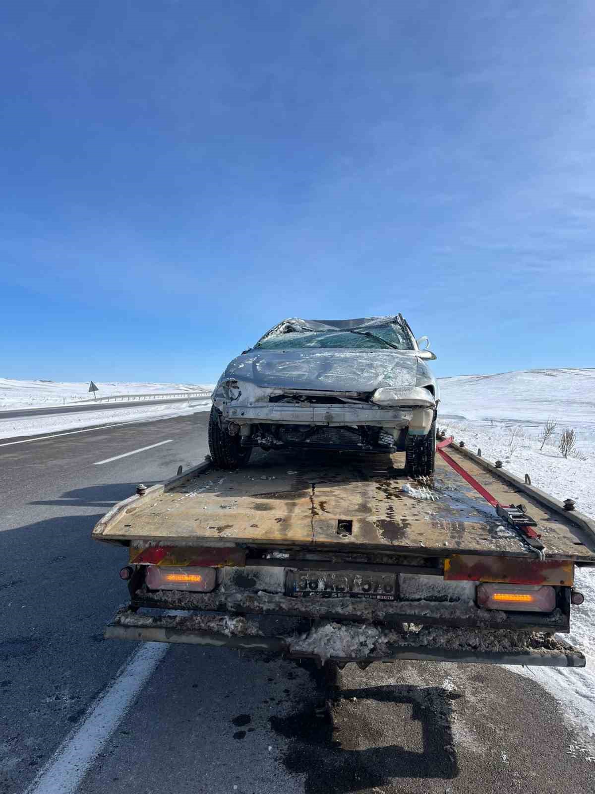 Sivas&rsquo;ta takla atıp ters d&ouml;nen otomobildeki 4 kişi yaralandı
