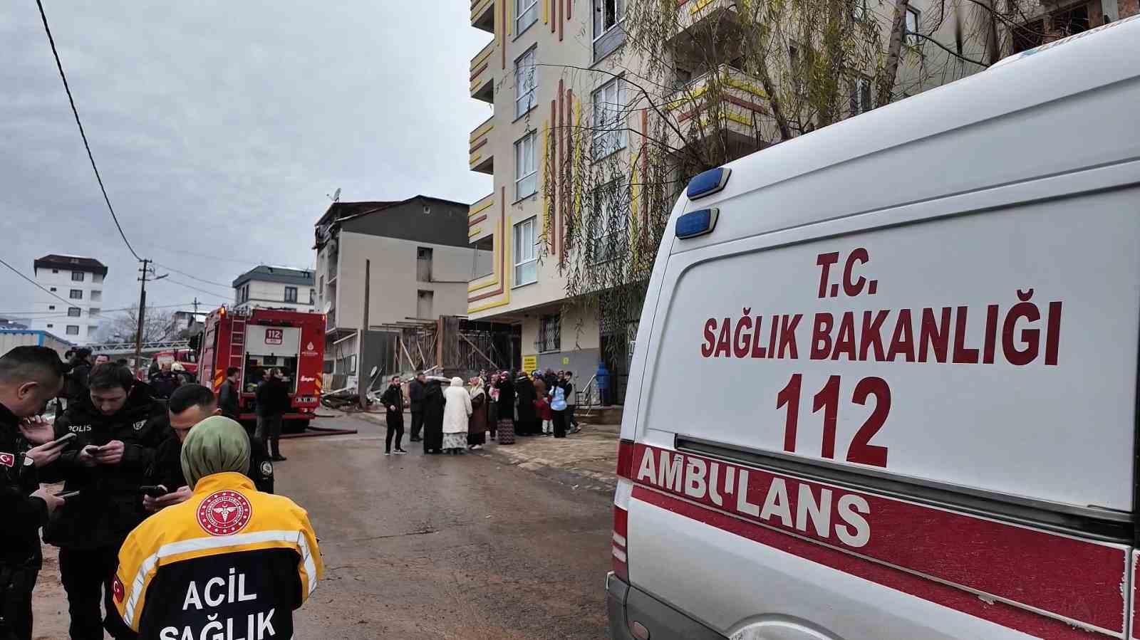 Sultanbeyli&rsquo;de 5 katlı binada yangın: 12 kişi kurtarıldı
