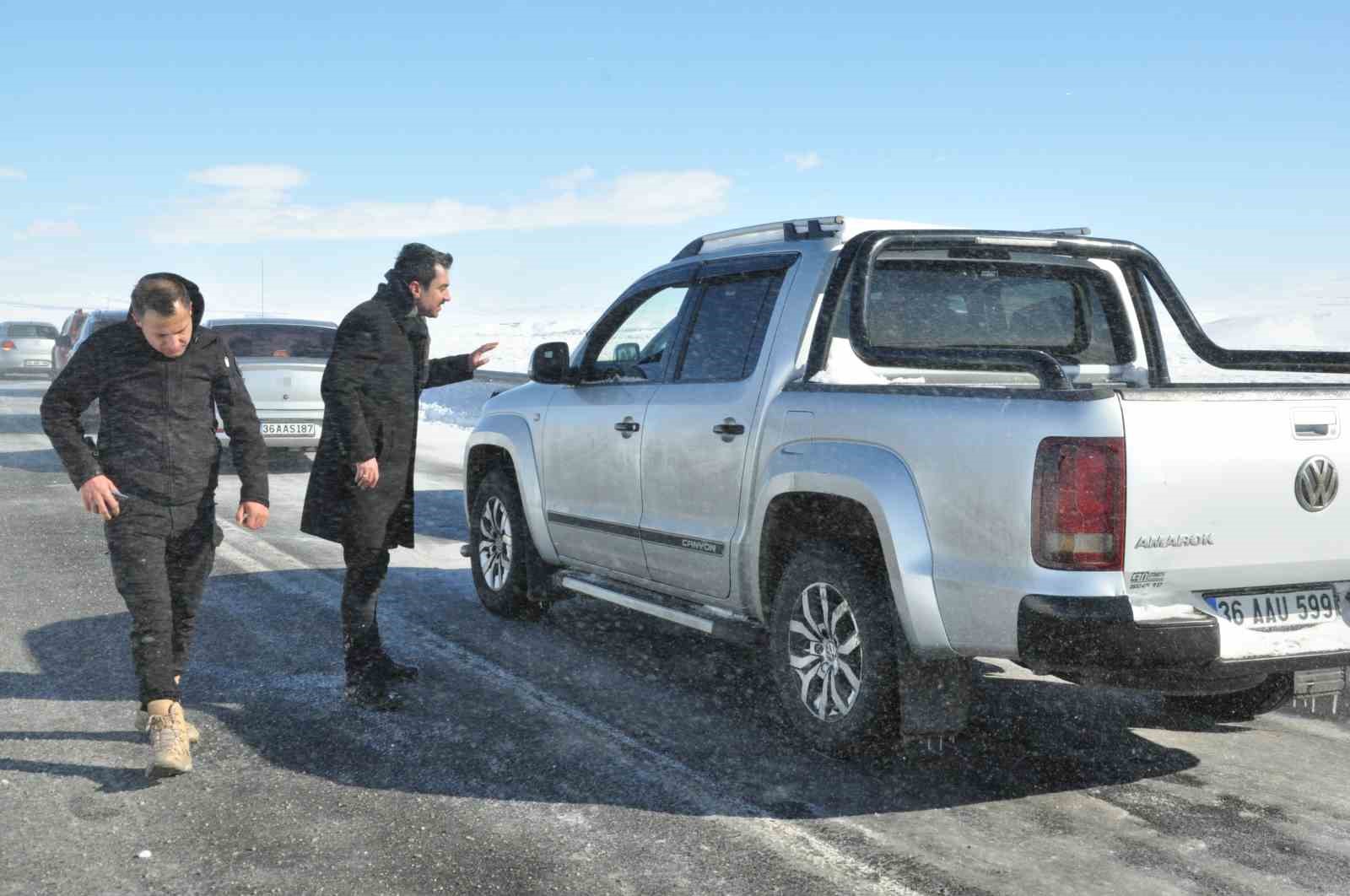 Kars&rsquo;ta tırın kaymasıyla kapanan karayolu yeniden ulaşıma a&ccedil;ıldı
