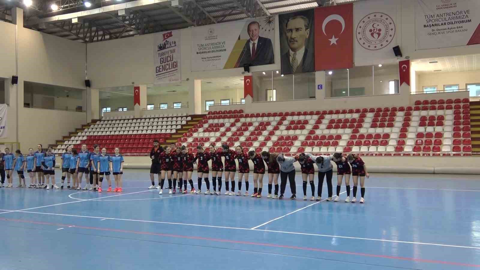 Aynı takımdaki hentbolcu &uuml;&ccedil;&uuml;zleri g&ouml;ren şaşırıyor
