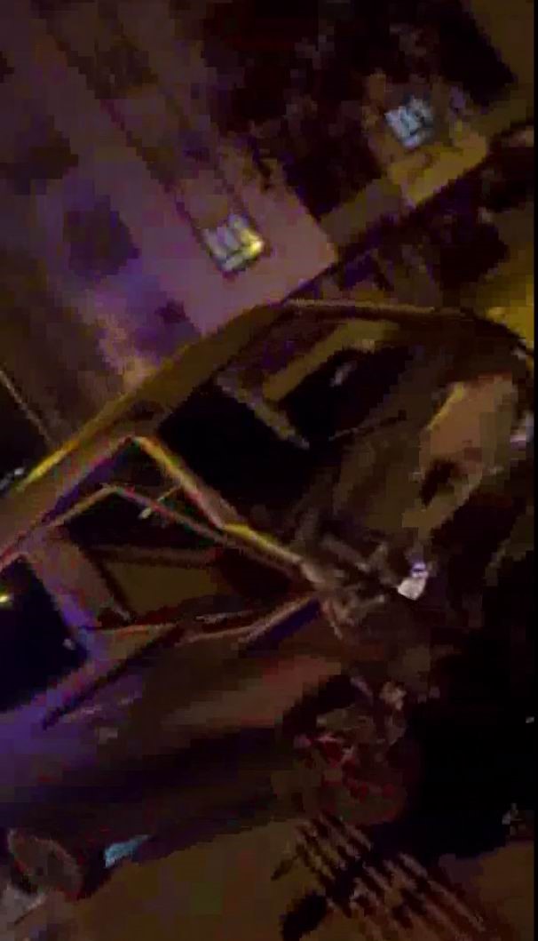 Diyarbakır&rsquo;da alkoll&uuml; s&uuml;r&uuml;c&uuml;ler paniğe neden oldu: Biri polisten ka&ccedil;tı, diğeri 8 aracı bi&ccedil;ti
