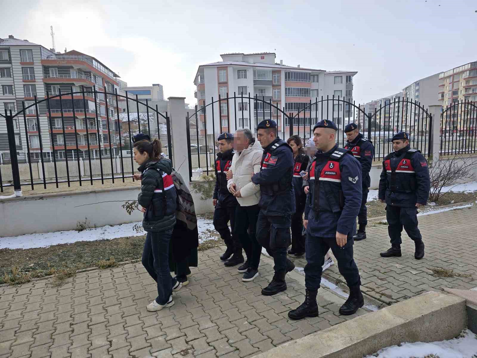 &Ouml;len kardeşinin kimliğiyle 21 yıl devletin imkanlarından istifade etti
