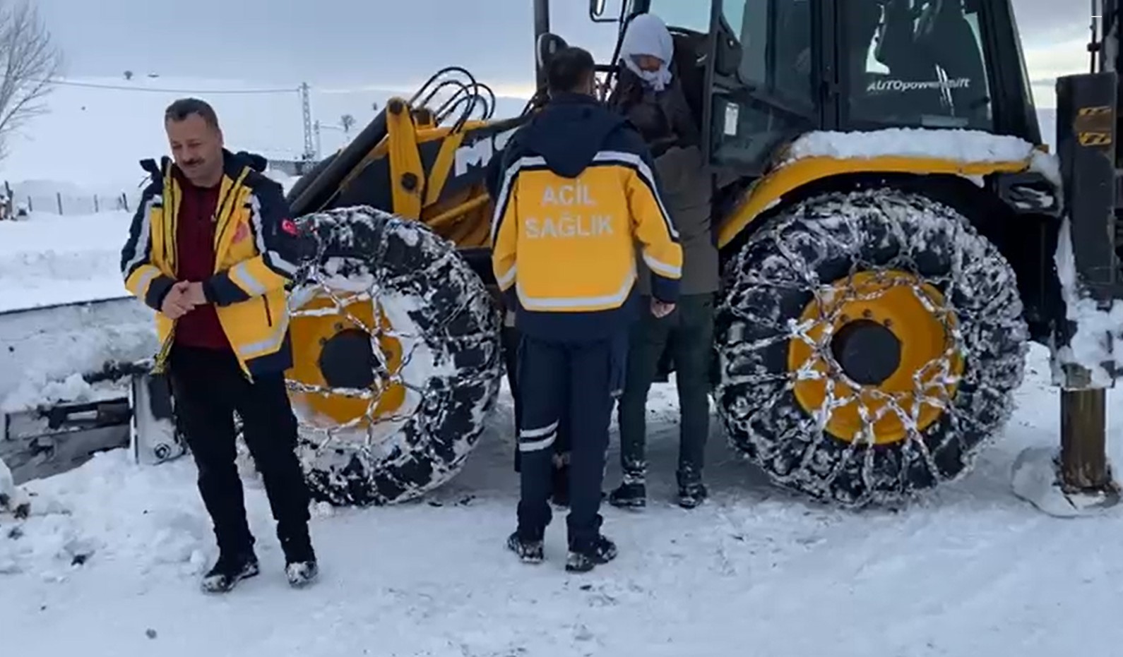 Muş&rsquo;ta hasta, ambulansa iş makinesiyle ulaştırıldı
