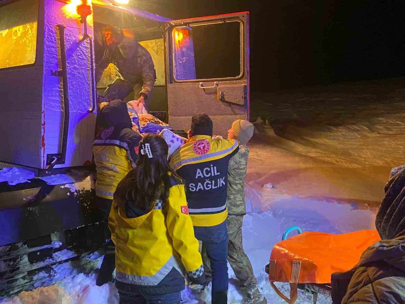 Kars’ta Mehmetçik paletli kar aracıyla yaşlı hastaya ulaştı