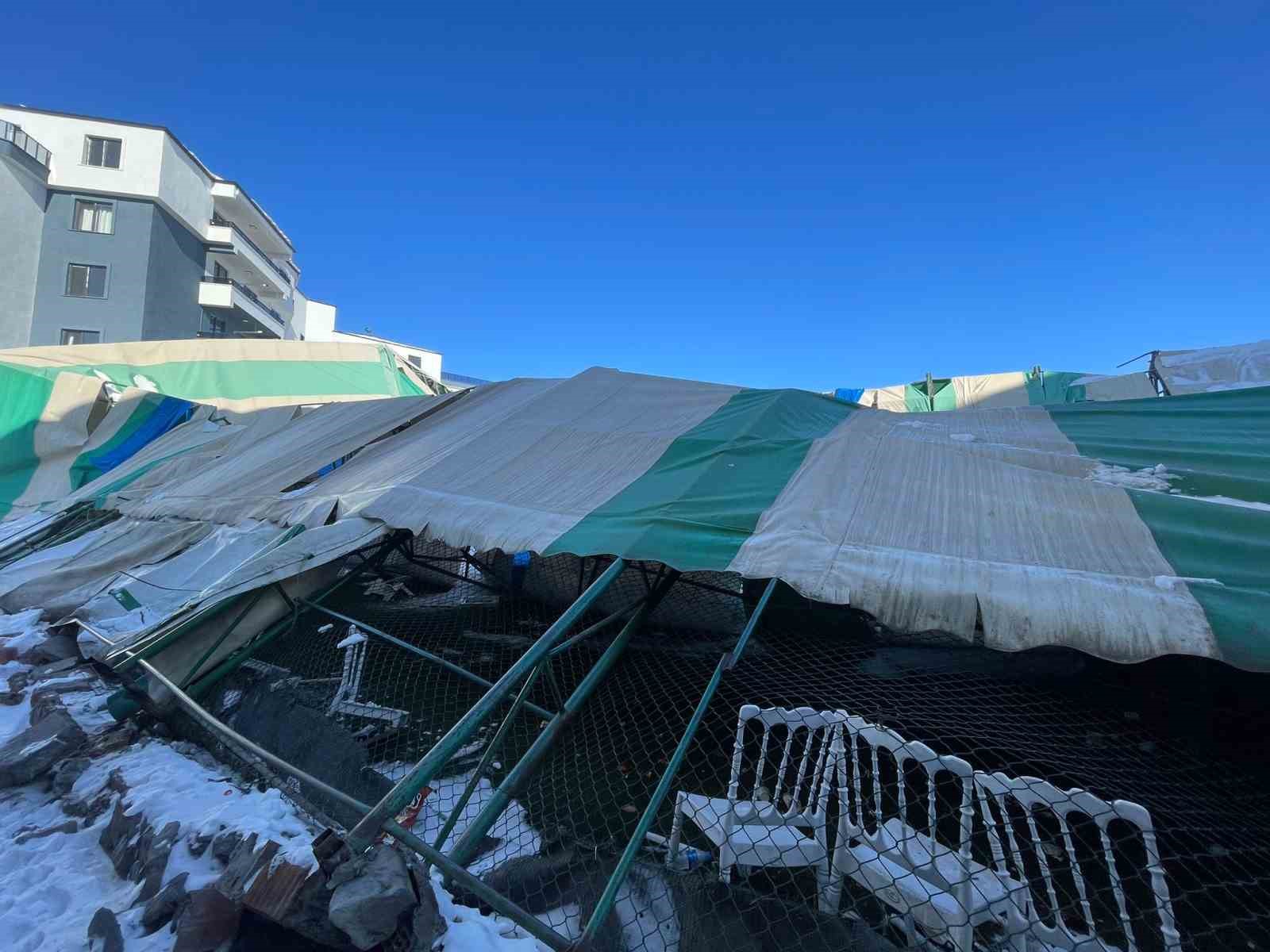 Iğdır&rsquo;da d&uuml;ğ&uuml;n salonu olarak kullanılan halı saha &ccedil;&ouml;kt&uuml;
