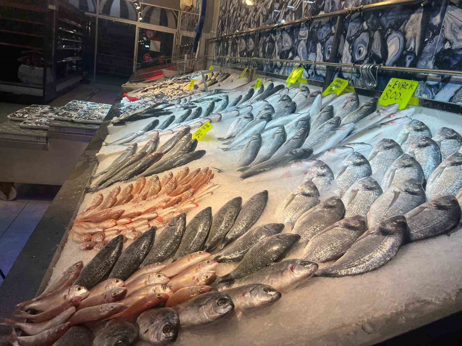 Alanyalı balık&ccedil;ıdan şehit ve gazilerin ailelerine &uuml;cretsiz balık
