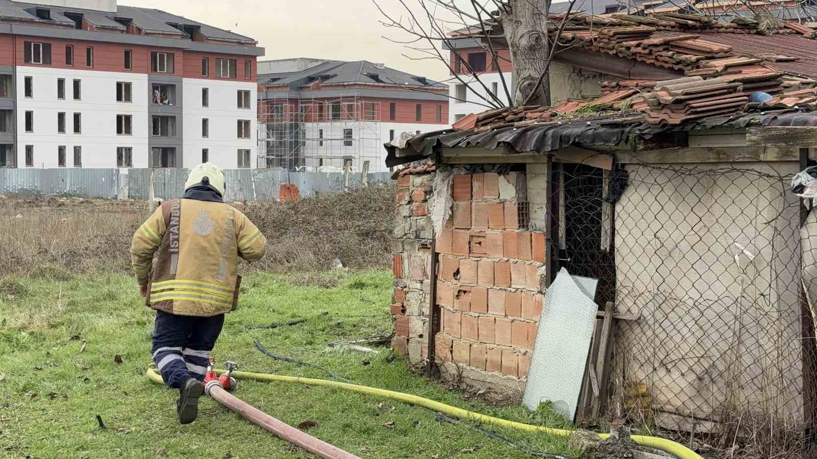 Arnavutk&ouml;y&rsquo;de yaşlı adamın yaşadığı gecekondu alev alev yandı
