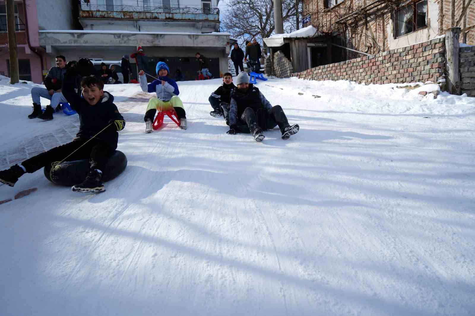 Muhtarın Yokuşu&rsquo;nda &ccedil;ocukların kar eğlencesi
