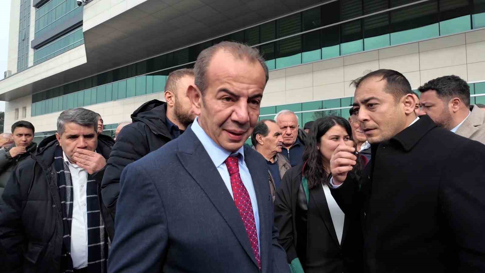 Tanju &Ouml;zcan ve CHP&rsquo;li başkanlar Cumhurbaşkanına hakaret davasından beraat etti
