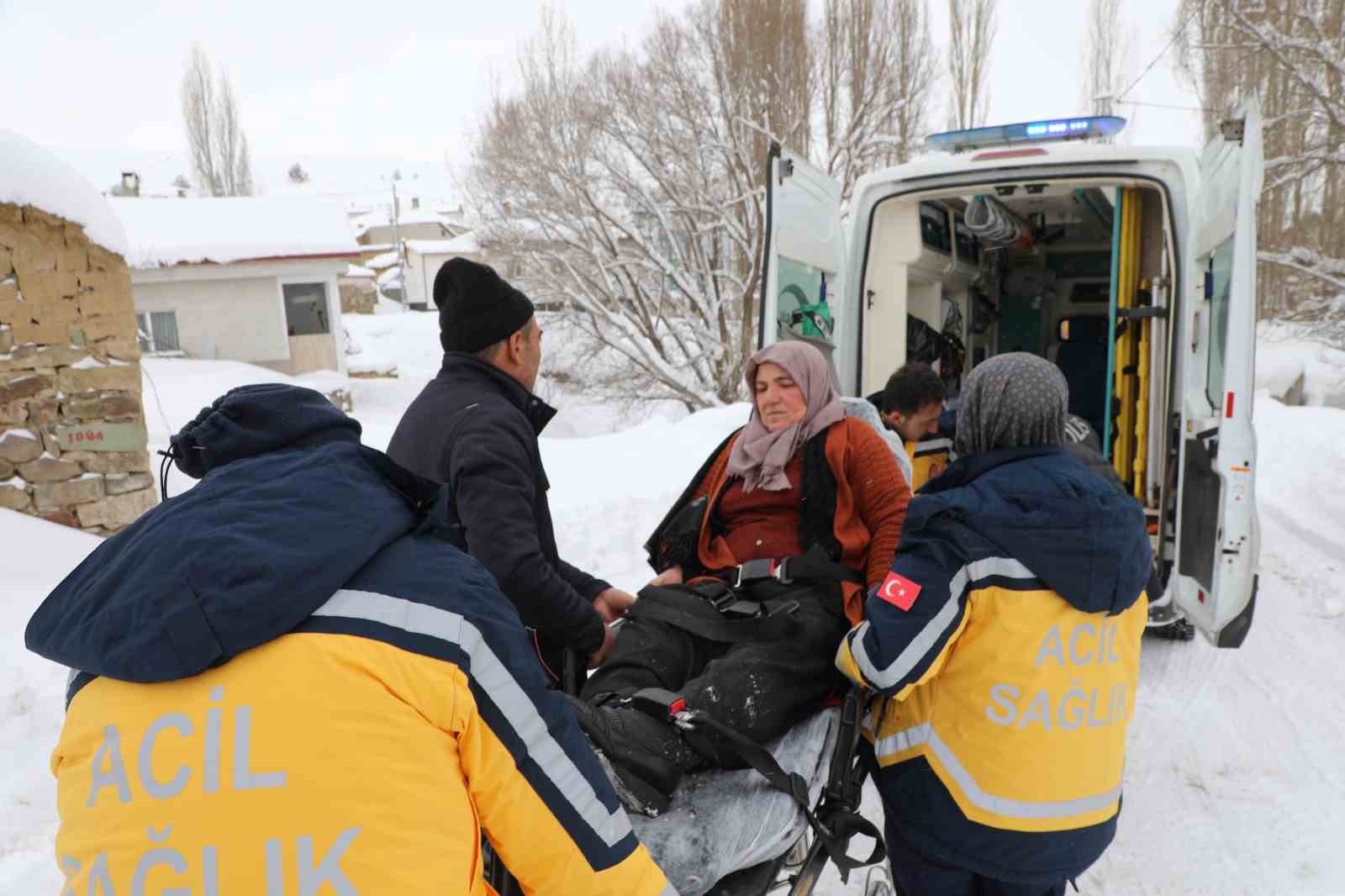 Sivas’ta kar engeline takılan hasta için ekipler seferber oldu