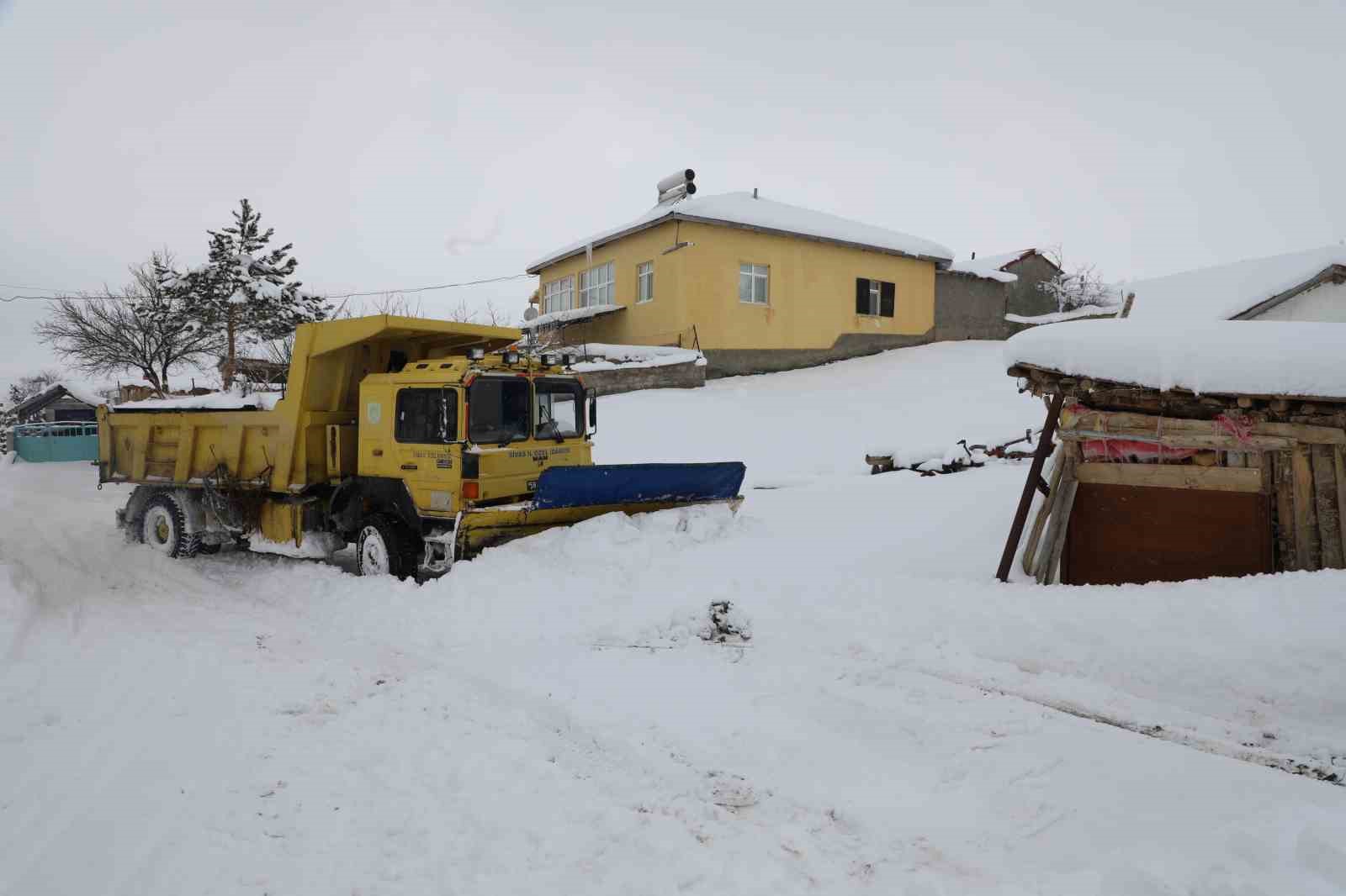 Sivas&rsquo;ta kar engeline takılan hasta i&ccedil;in ekipler seferber oldu
