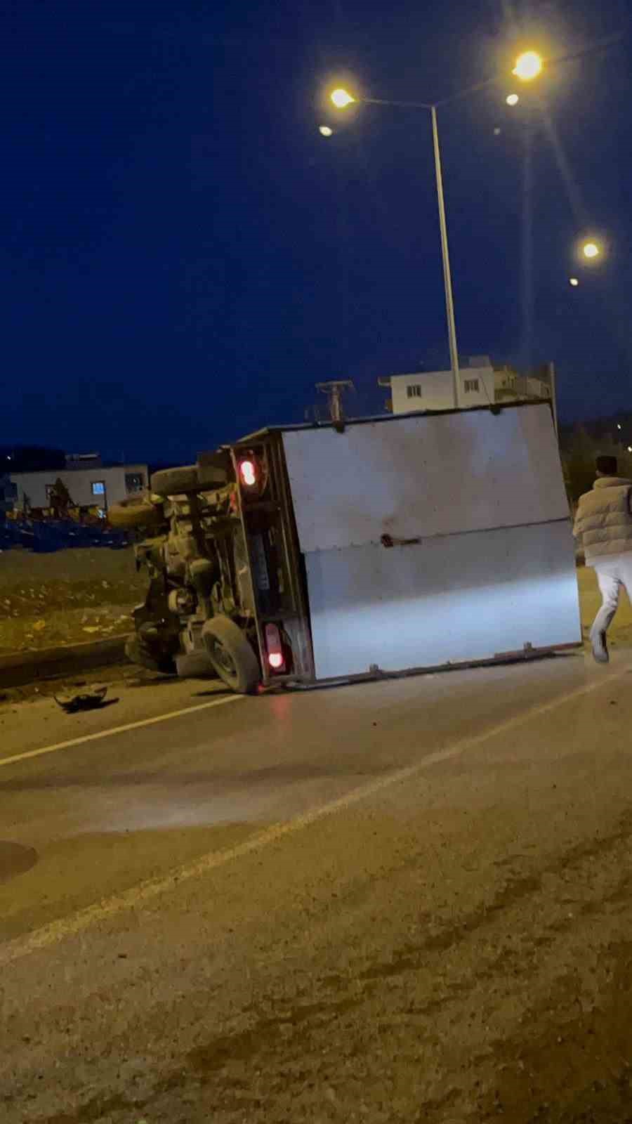 Siirt&rsquo;te kamyonet ile hafif ticari ara&ccedil; &ccedil;arpıştı: 2 yaralı
