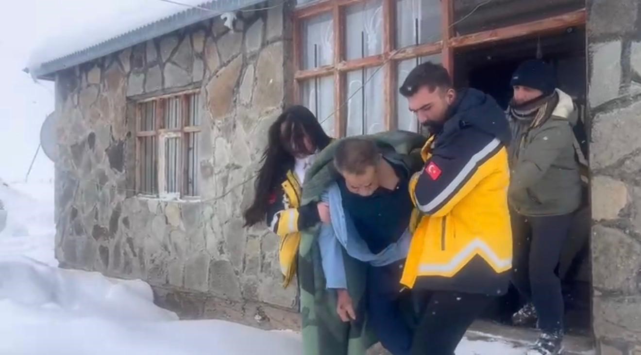 Yoğun kar ve zorlu şartlara rağmen hayat kurtaran m&uuml;dahale
