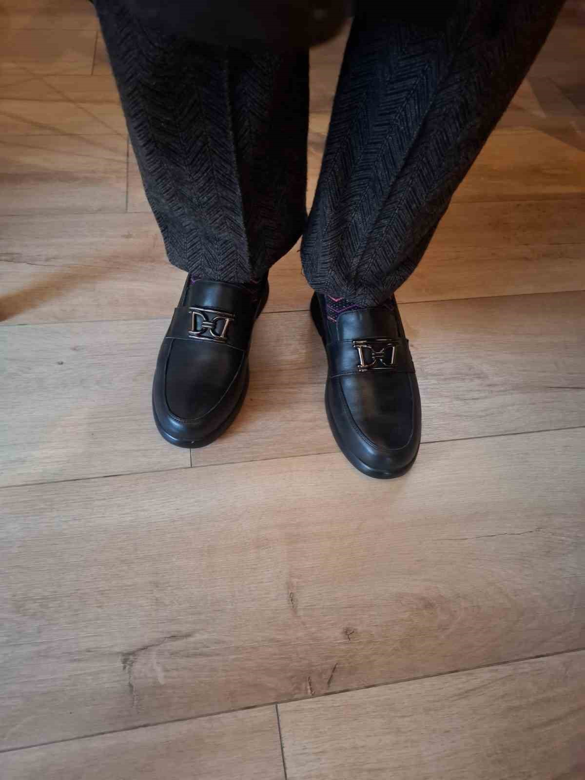 Ayakkabısı olmadığı i&ccedil;in terlikle dolaşan yaşlı kadına mahalle muhtarı yardım etti
